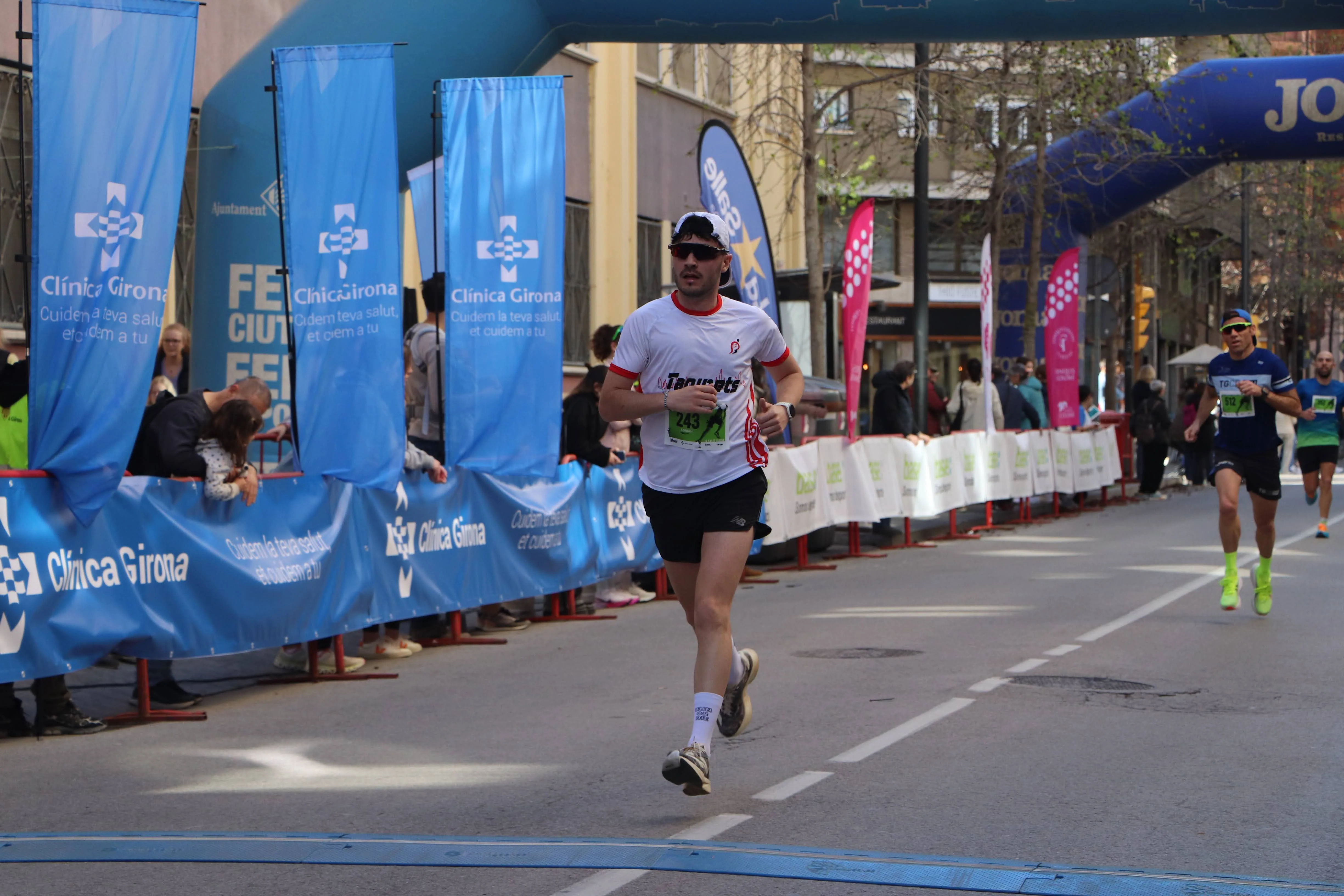 Adrián del Álamo corriendo por montaña en trail running